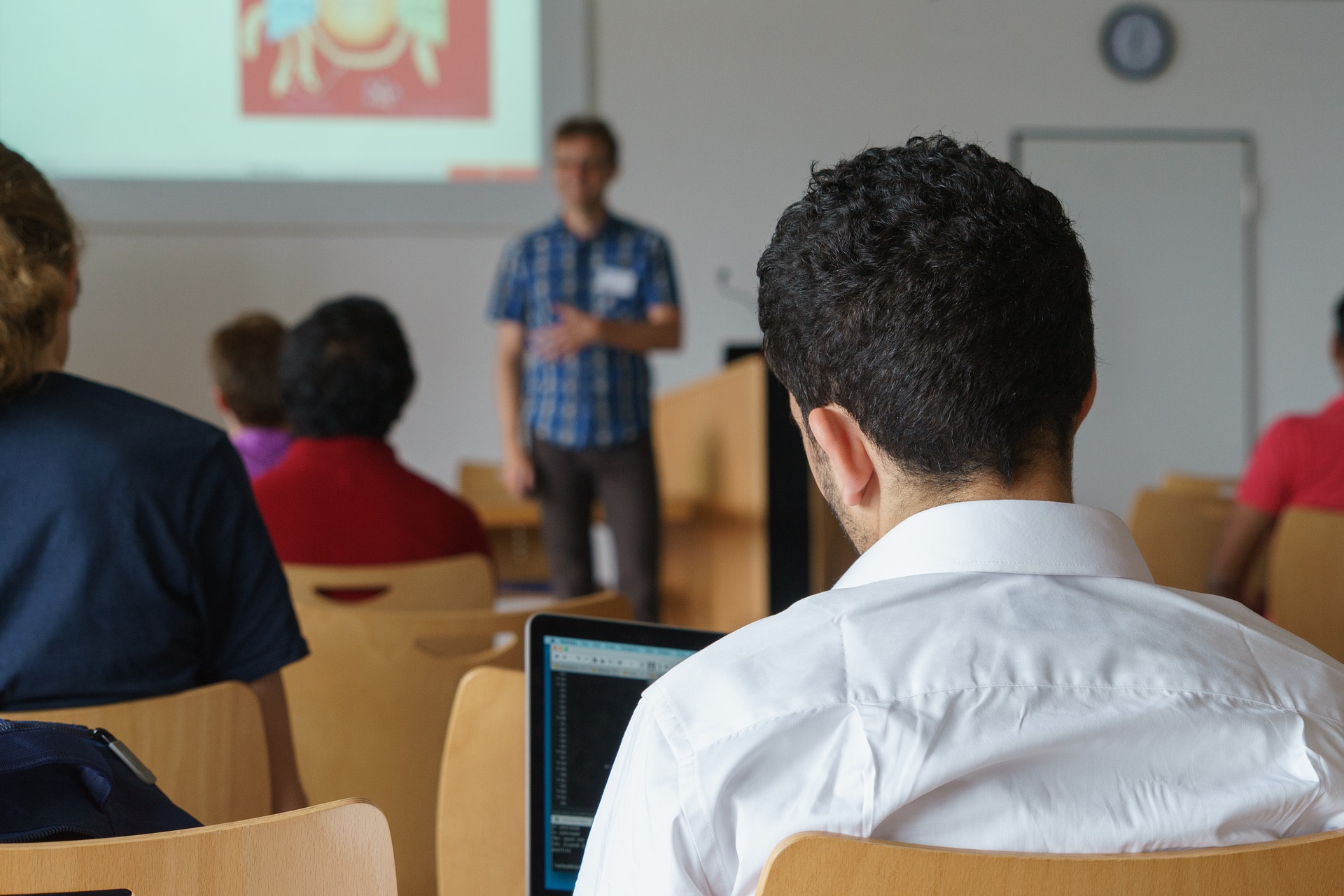 Docenti scuola secondaria: concorso riservato a chi ha tre anni di  servizio. Requisiti e procedure